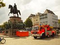 2 Denkmalkletterer hielten Feuerwehr und Polizei in Trapp Koeln Heumarkt P039